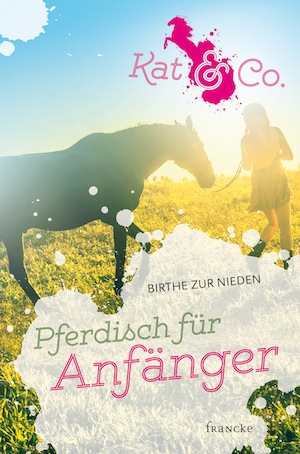 Das Cover von "Pferdisch für Anfänger": Ein Mädchen mit einem kurzen Rock führt ein Pferd im Gegenlicht über eine Wiese.