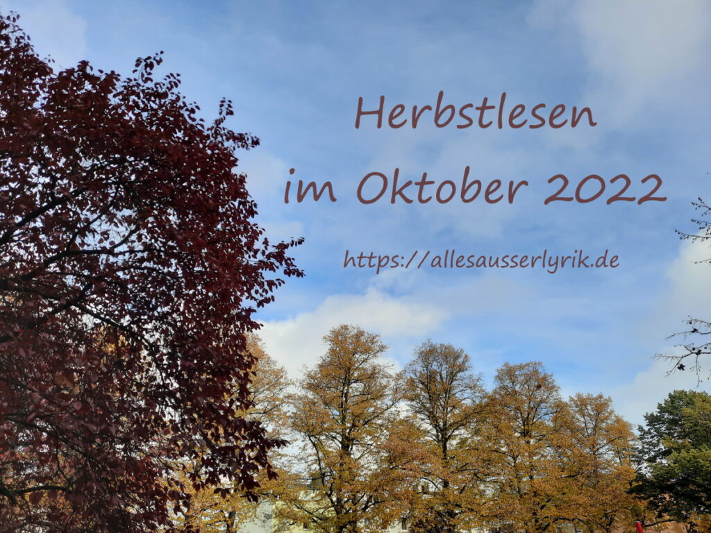 Herbstwald mit der Aufschrift: Herbstlesen im Oktober 2022, https://allesausserlyrik.de