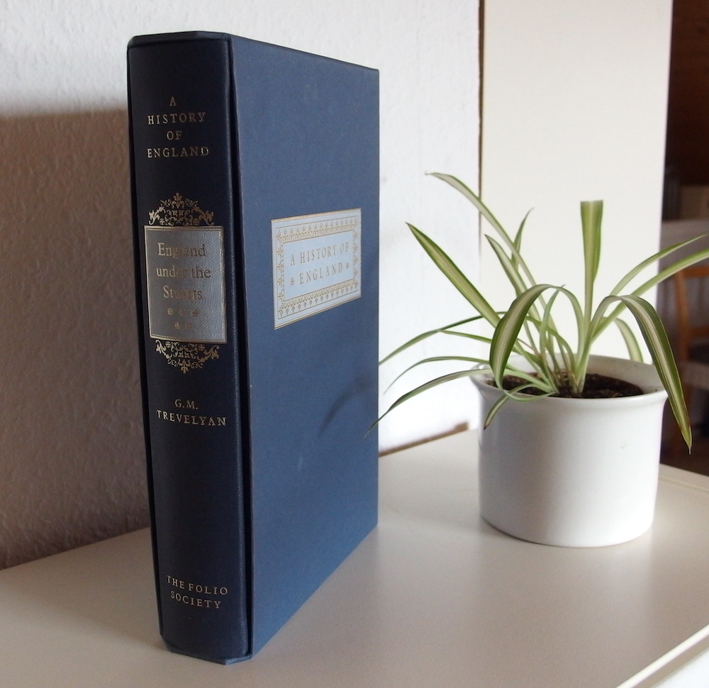 Das Buch "England under the Stuarts" ist blau mit goldener Beschriftung und Dekoration und steckt in einem Schuber.