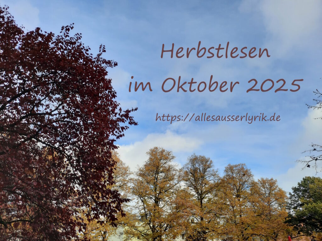 Banner mit einem Herbstwald. Im Himmel steht: "Herbstlesen im Oktober 2025, https://allesausserlyrik.de"