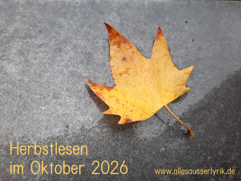 Logo "Herbstlesen im Oktober 2026, www.allesausserlyrik.de". Ein gelbes Ahornblatt liegt auf nassem Asphalt.
